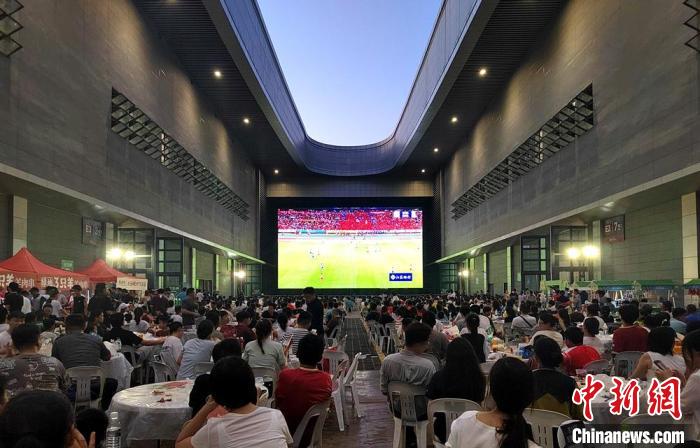 苏超徐州主场迎战南通队 云龙大集掀起夏夜观赛