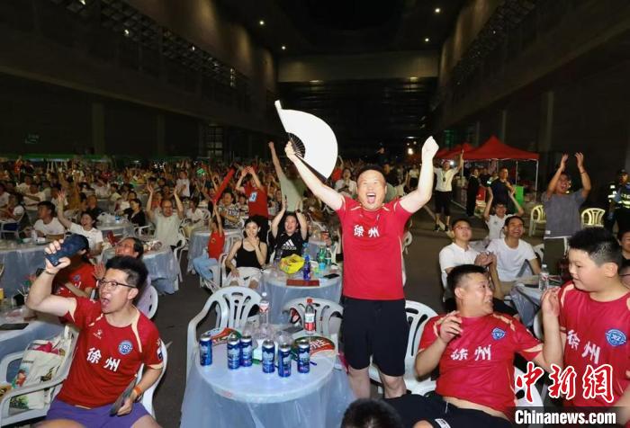 苏超徐州主场迎战南通队 云龙大集掀起夏夜观赛