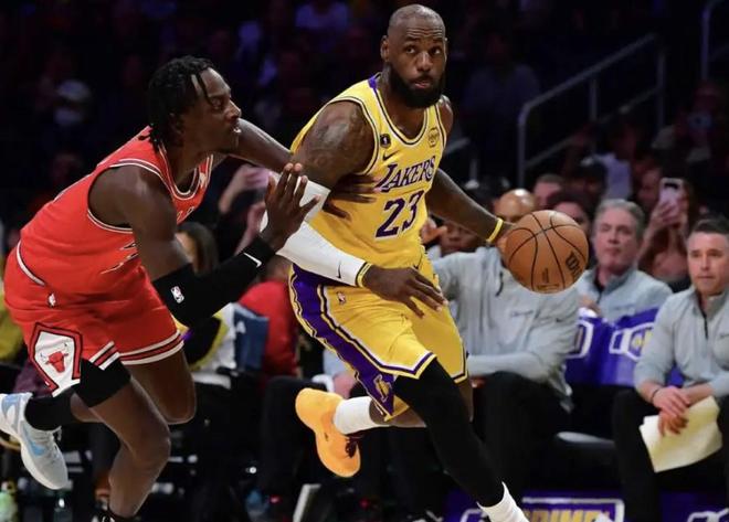 詹姆斯复出助湖人逆转公牛 调整打法填补关键空